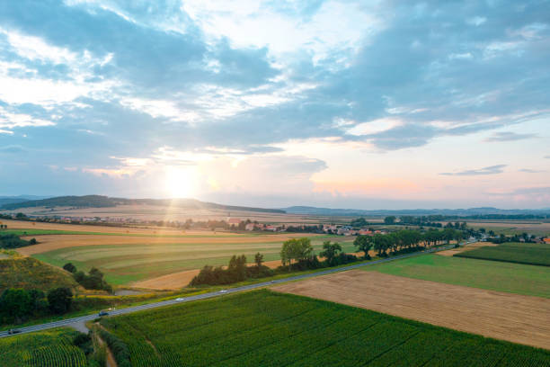 escena rural, puesta de sol en el prado, noche de verano - granja fotografías e imágenes de stock