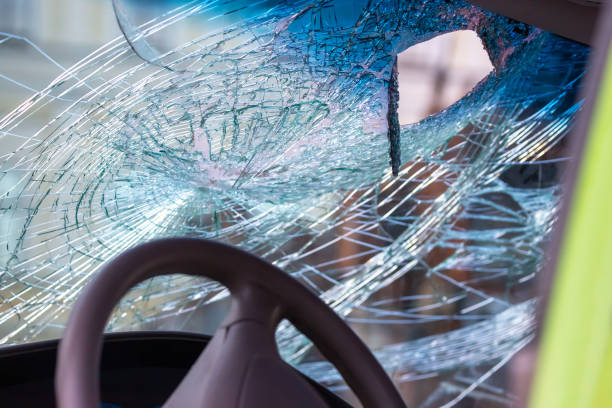 windshield of a car after a traffic accident. transport safety - carro quebrado imagens e fotografias de stock