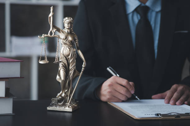 concepts d’avocats pour témoigner devant les clients et fournir des conseils dans les affaires, pour fournir un soulagement juridique, pour maintenir la loi et l’équité, pour procéder avec transparence, aux avocats pour défendre les affaires devan - avocat photos et images de collection