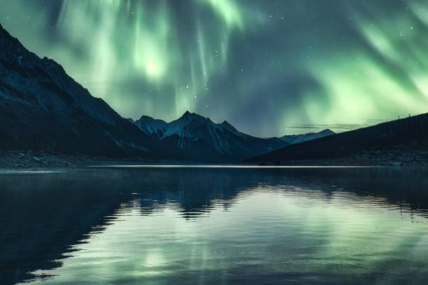 scenario dell'aurora boreale sulle montagne rocciose nel lago medicine al parco nazionale di jasper - lago maligne foto e immagini stock