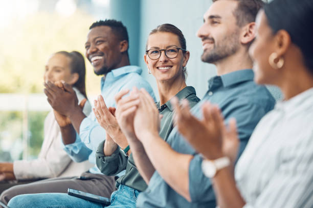 auditoire d’affaires, mains et applaudissements à l’appui d’un discours ou d’une présentation lors d’une conférence avec des gens d’affaires. réunion d’affaires, applaudissements et succès avec des collègues enthousiastes qui applaudiss - success businessman corporate business ecstatic photos et images de collection