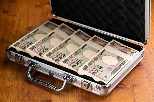 Lot of 1 million yen bills are in the aluminum case.