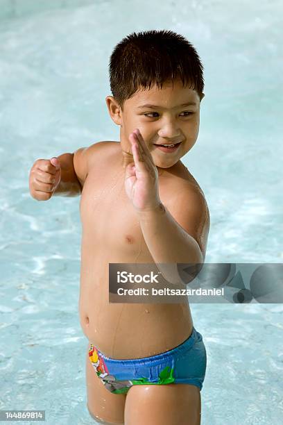 Foto de Kungfu Menino e mais fotos de stock de Caratê - Caratê, Criança, Alegria