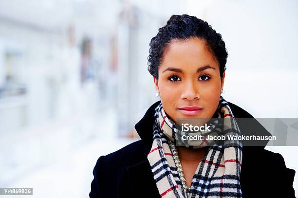 Photo libre de droit de Gros Plan Dune Jeune Femme À La Mode banque d'images et plus d'images libres de droit de Femmes - Femmes, Froid, Hiver