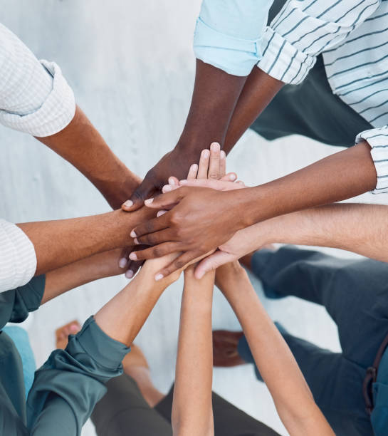 diversità, mani e team al di sopra nel supporto, fiducia e unità per la collaborazione, l'accordo o la riunione in ufficio. mano di gruppo di persone diverse nel lavoro di squadra, cooperazione e solidarietà per la comunità - hand together foto e immagini stock