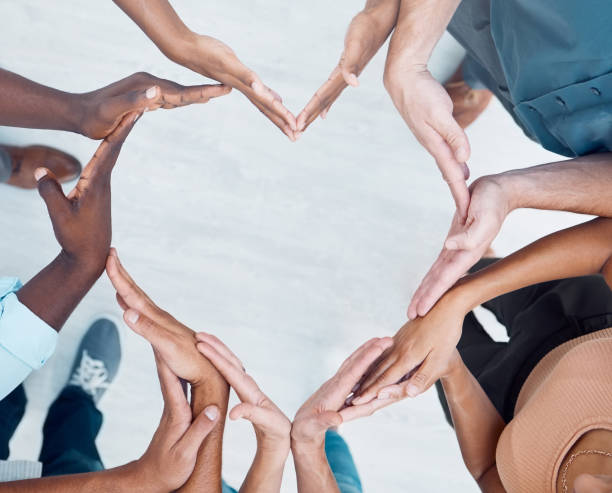 travail d’équipe, partenariat de cœur et de diversité, soutien des gens d’affaires ou soins communautaires, motivation et confiance. ci-dessus la consolidation d’équipe de groupe pour la charité, la gentillesse et la solidarité mondiale, l’am - trust assistance human hand partnership photos et images de collection