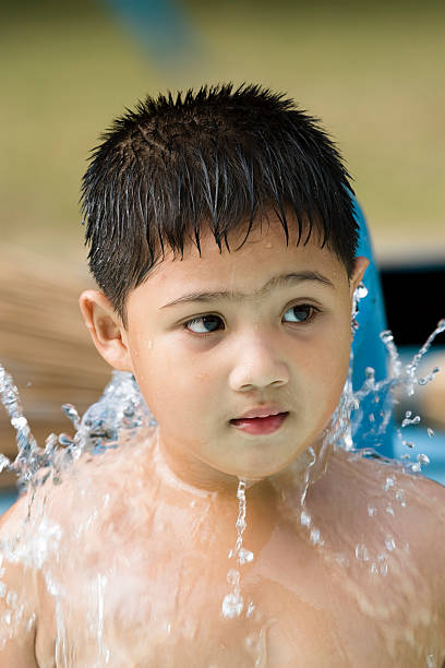 bambino giocano con fontana di acqua in piscina e 3 - fountain water physical pressure splashing foto e immagini stock