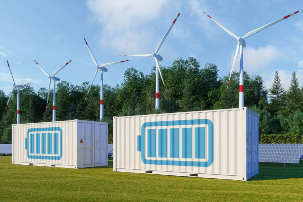 energiespeichersystem mit solarpanel, windkraftanlagen und li-ionen-batteriecontainer - half tank stock-fotos und bilder