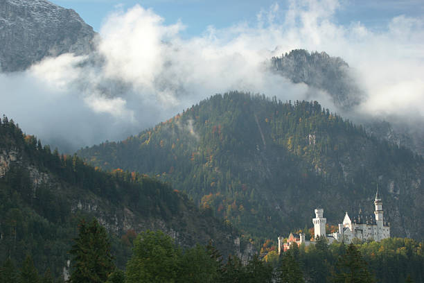 山の城 - neuschwanstein ストックフォトと画像