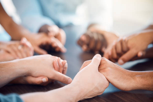 apoyo a la salud mental, tomarse de las manos y asesoramiento grupal, reunión de terapia y ayuda psicológica, confianza y adoración. hombres, mujeres y personas de la diversidad círculo de oración, esperanza comunitaria y solidaridad social - assistance help dependency business fotografías e imágenes de stock