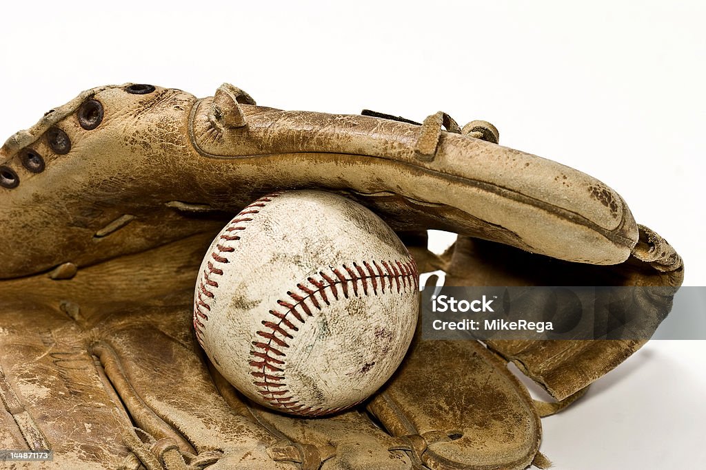 Nostalgici e Guanto da Baseball - Foto stock royalty-free di Allenamento estivo di baseball