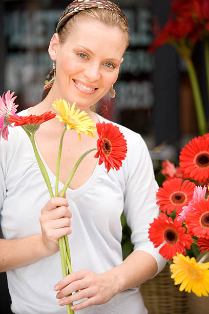 Mulher com flores - foto de acervo