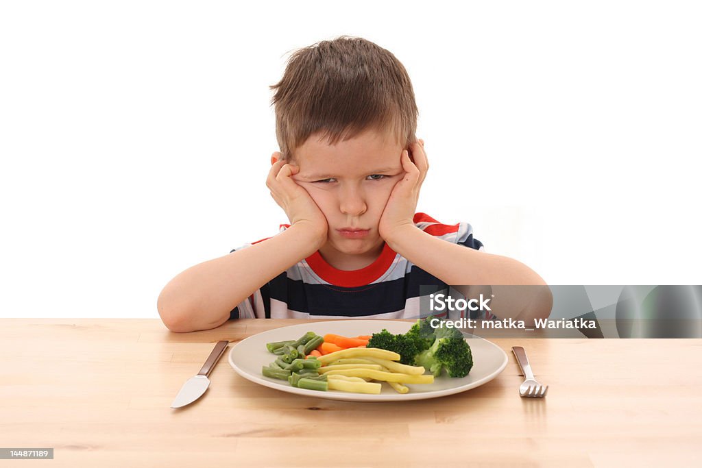 Niño y verduras - Foto de stock de Niño libre de derechos