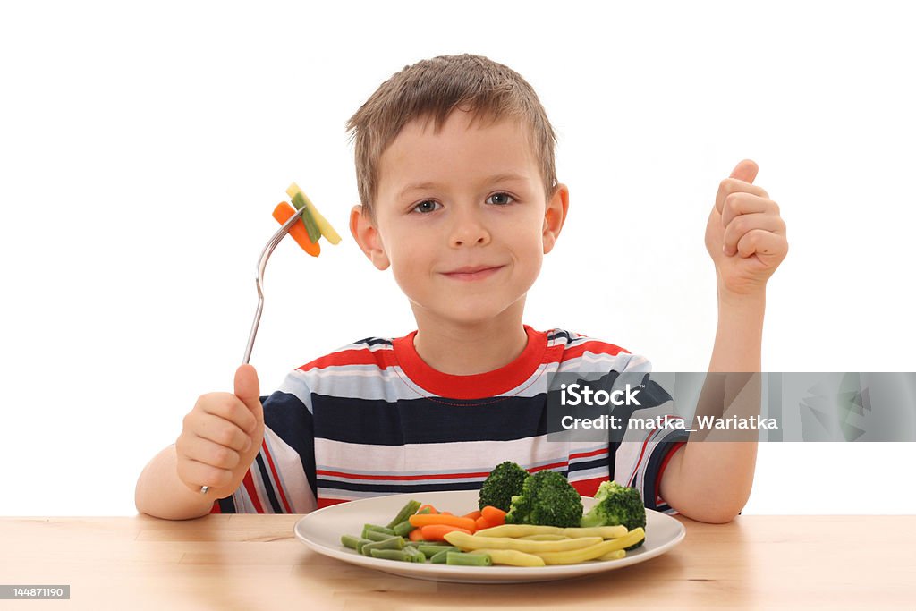 Garçon et légumes - Photo de Carotte libre de droits