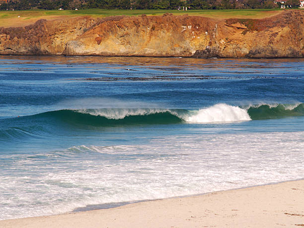 surf e golfe - pebble beach california california golf carmel california imagens e fotografias de stock