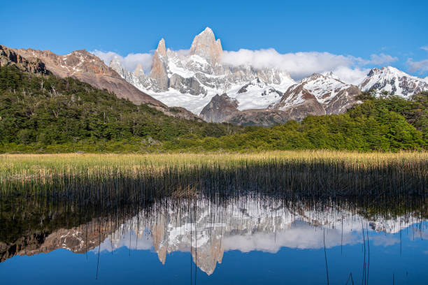 landschaft patagoniens argentiniens mit dem berg fitz roy im hintergrund - cerro torre stock-fotos und bilder
