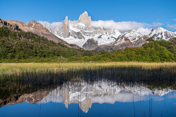 paisaje de la patagonia argentina con el monte fitz roy al fondo - patagonia el calafate horizontal argentina fotografías e imágenes de stock