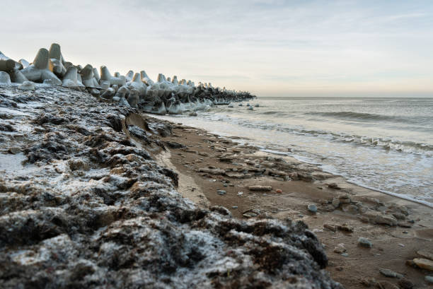 Icing of the breakwater.