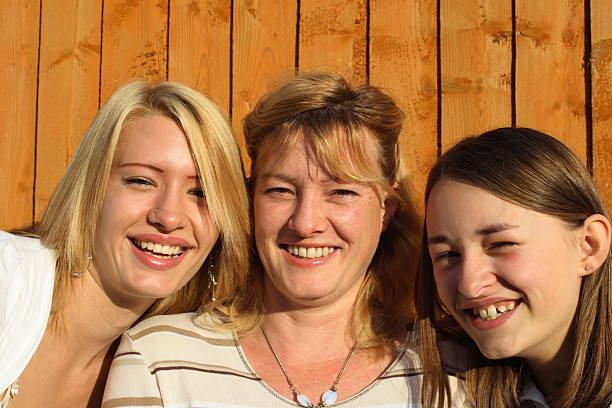 dumna matka i jej dwie córki - child laughing blond hair three people zdjęcia i obrazy z banku zdjęć