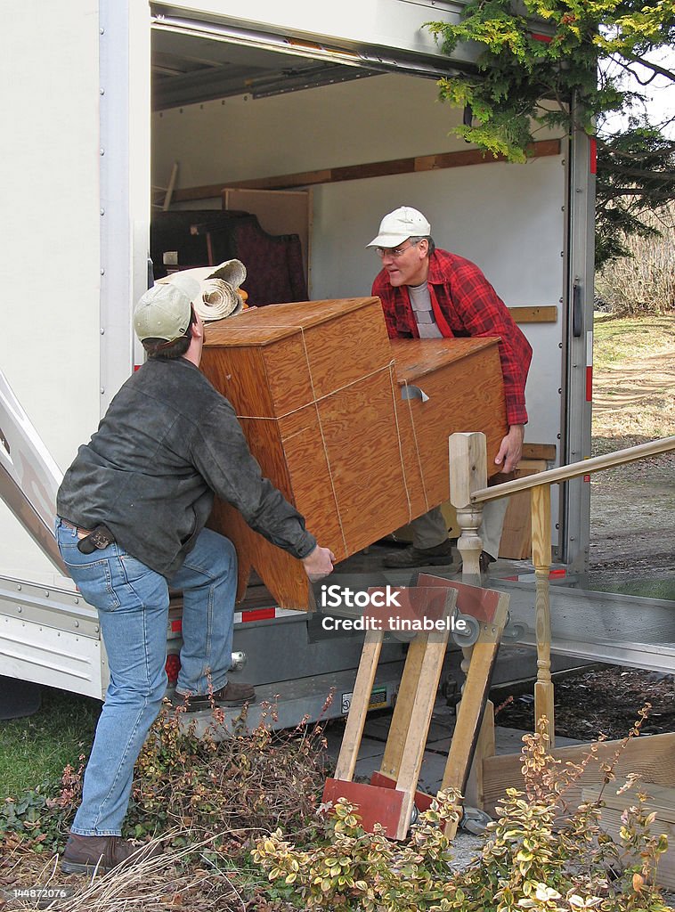 Dois homens descarregar uma van de Mudança - Foto de stock de Artigo de decoração royalty-free