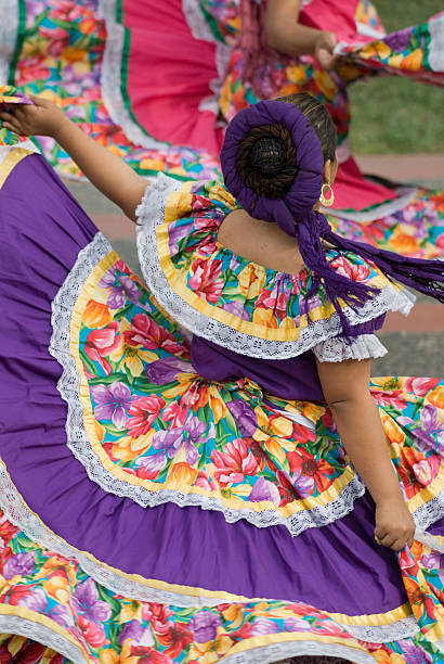 danseurs mexicaine - vertical single flower women teenager photos et images de collection