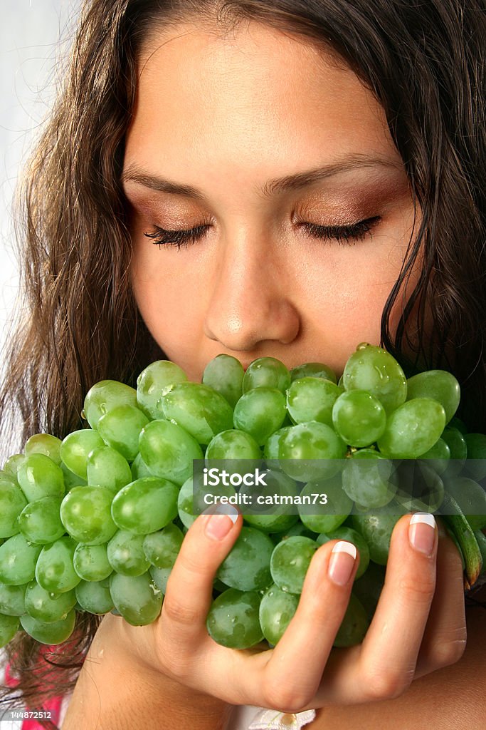 Chica con uvas - Foto de stock de Abierto libre de derechos