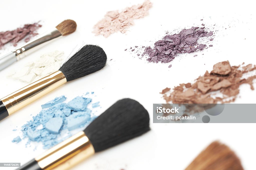 Bunte Lidschatten und dicken Kosmetik Pinsel - Lizenzfrei Accessoires Stock-Foto