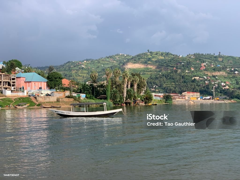 Kivu lake, Rwanda Petit bateau proche de la rive rwandaise du lac Kivu Africa Stock Photo