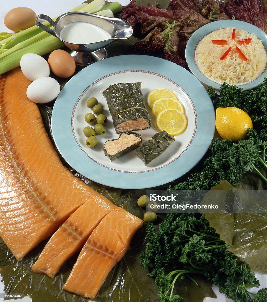 Prato repleto de peixes e azeitonas - Foto de stock de Alface royalty-free