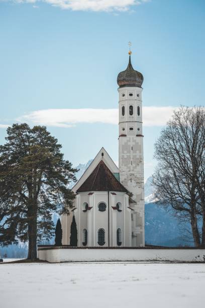 foto vertical da igreja de são coloman. schwangau, alemanha. - st colomans church - fotografias e filmes do acervo