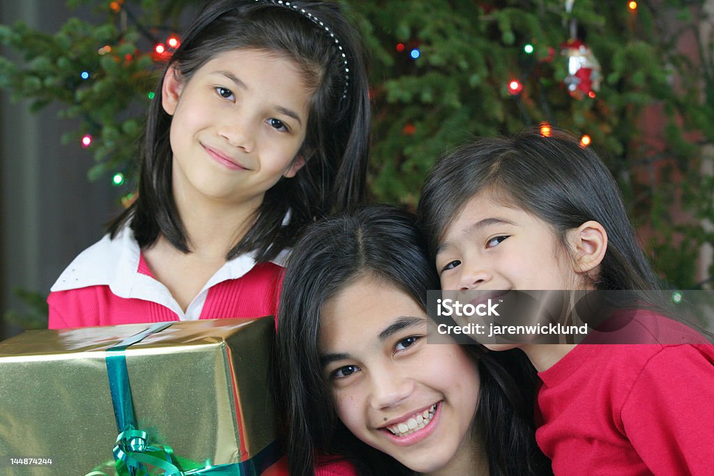 Trzy szczęśliwy Siostry gospodarstwa ich Boże Narodzenie prezenty - Zbiór zdjęć royalty-free (Azjaci)
