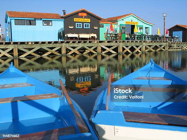 Foto de Barco De Madeira Branco E Azul e mais fotos de stock de Île de Ré - Île de Ré, Flutuar na Água, Indústria da pesca