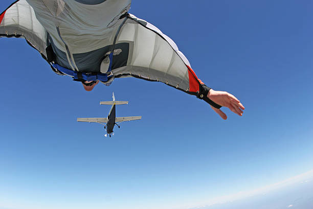 the chase - wingsuit photos et images de collection