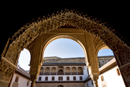 Arcos en herradura de estilo islámico en el claustro de arquitectura mudéjar del real monasterio de Guadalupe, España