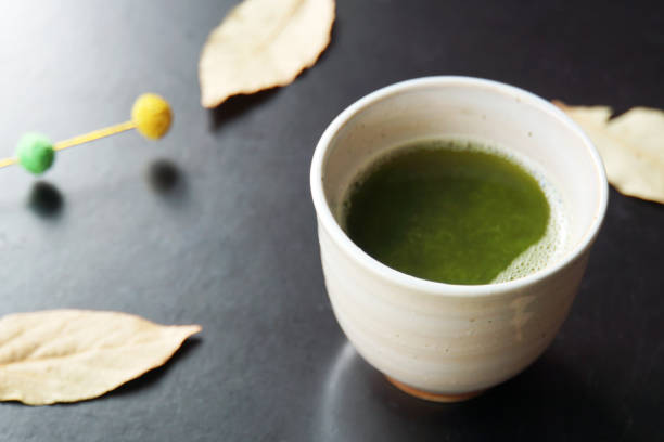 matcha et feuilles. - japanese tea cup photos et images de collection