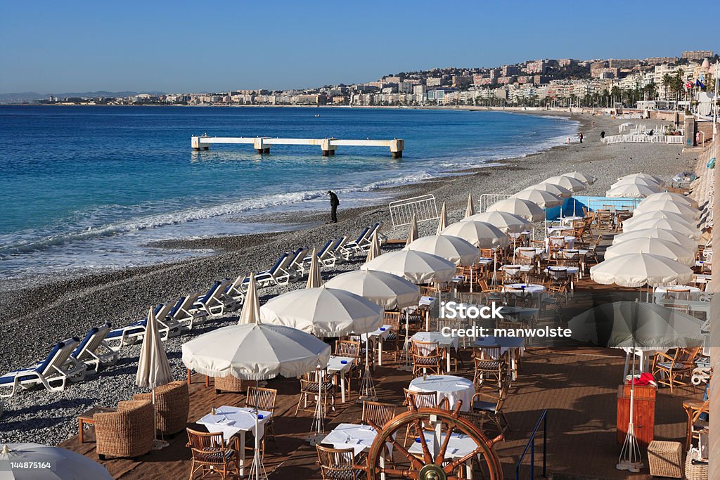 Ristorante sulla spiaggia con ombrelloni di Nizza, Costa Azzurra - Foto stock royalty-free di Pranzare