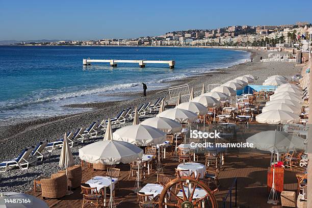 Ristorante Sulla Spiaggia Con Ombrelloni Di Nizza Costa Azzurra - Fotografie stock e altre immagini di Pranzare