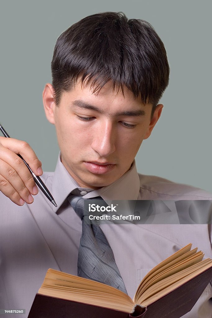 Homme d'affaires avec stylo et réserver - Photo de Adulte libre de droits