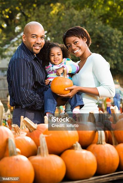 Famiglia Felice Insieme - Fotografie stock e altre immagini di Famiglia - Famiglia, Autunno, Zucca