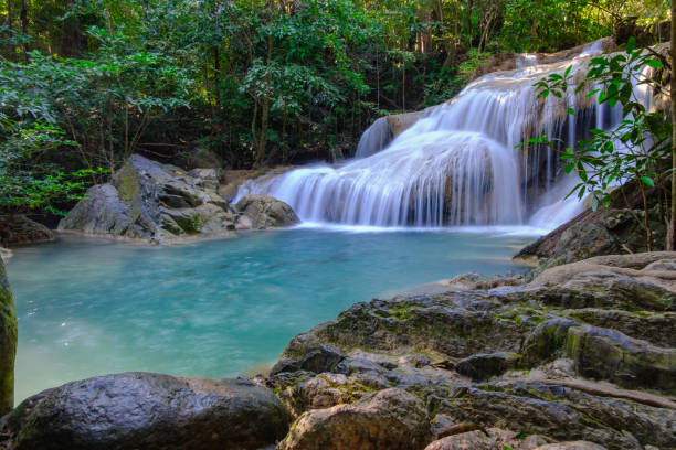cascada de erawan en el parque nacional. - waterfall thailand tropical rainforest tropical climate fotografías e imágenes de stock
