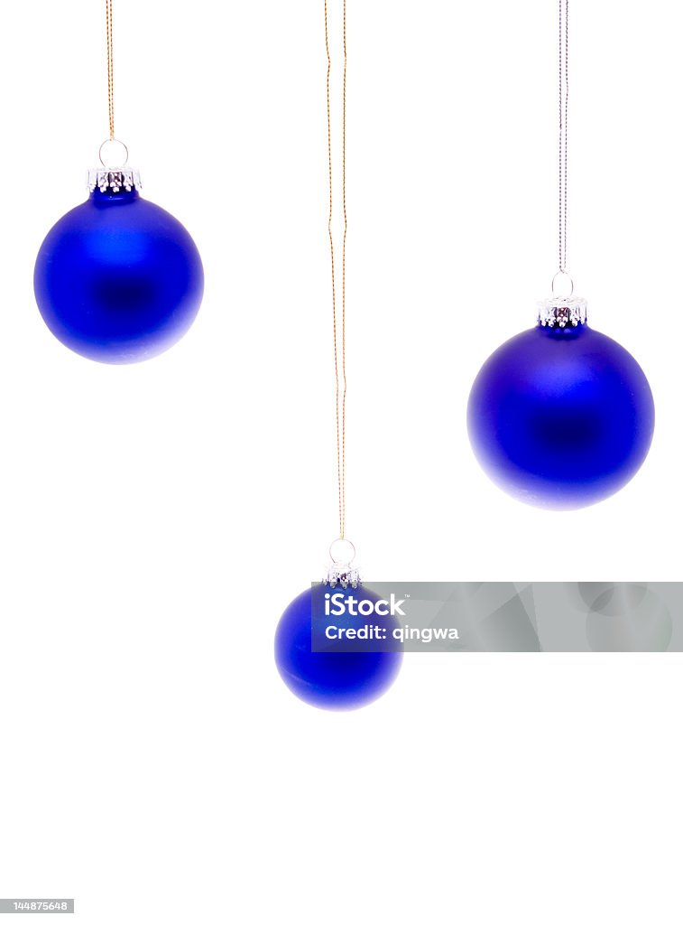클로즈업 블루 크리스마스 공 매달기 격리됨에 흰색 배경 - 로열티 프리 0명 스톡 사진