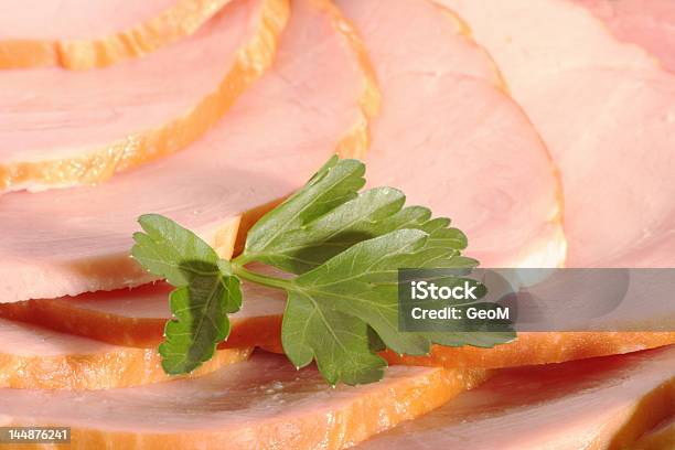 Rebanadas De Jamón Y Perejil Hoja Foto de stock y más banco de imágenes de Alimento - Alimento, Alimentos ahumados, Ayuda