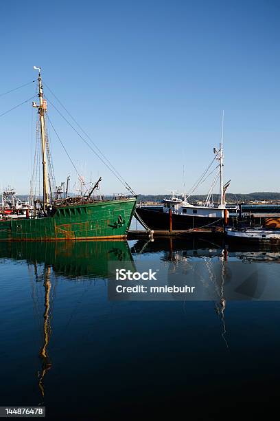 Angeln Schiffe Sich An Der Bucht Von Newport Oregon Stockfoto und mehr Bilder von Anlegestelle