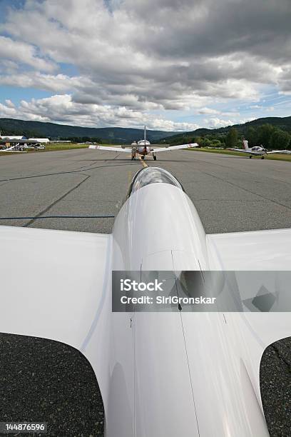 Avião Planador E Rebocador Pronto Para Voar - Fotografias de stock e mais imagens de Aeródromo - Aeródromo, Atividade, Atividade Recreativa