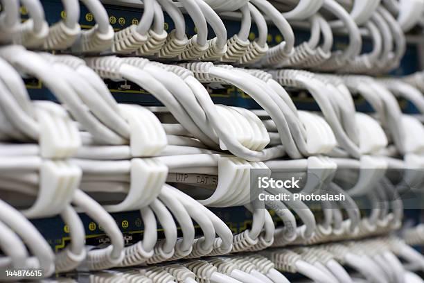 Seilzüge Hintergrund Stockfoto und mehr Bilder von Kabel - Kabel, Netzwerkserver, Wand
