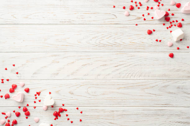 koncepcja walentynkowa. zdjęcie cukierków w kształcie serca z góry na białym drewnianym stole z przestrzenią do kopiowania - valentines day candy chocolate candy heart shape zdjęcia i obrazy z banku zdjęć