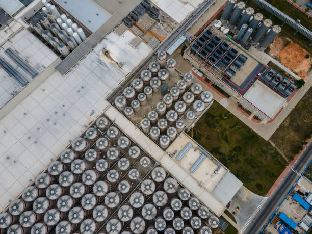 産業プラントの液体タンクの航空写真 - gasoline brewery beer liquid ストックフォトと画像