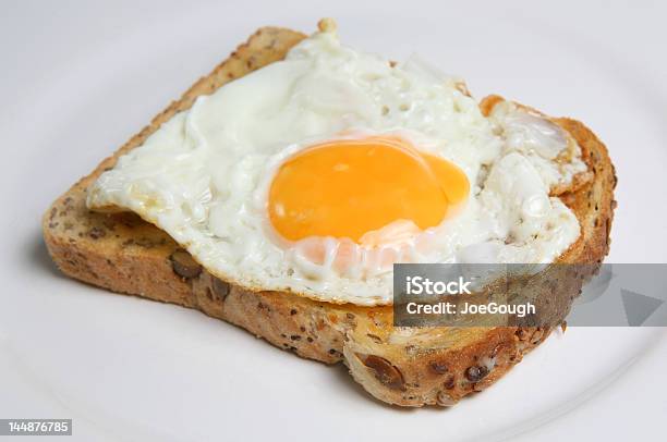 Huevo Frito Sobre Tostadas Foto de stock y más banco de imágenes de Alimento - Alimento, Alimentos cocinados, Blanco - Color