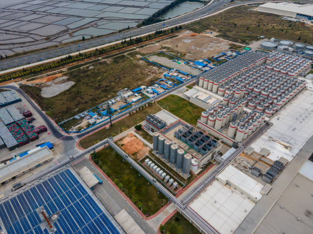 産業プラントの液体タンクと道路の航空写真 - gasoline brewery beer liquid ストックフォトと画像