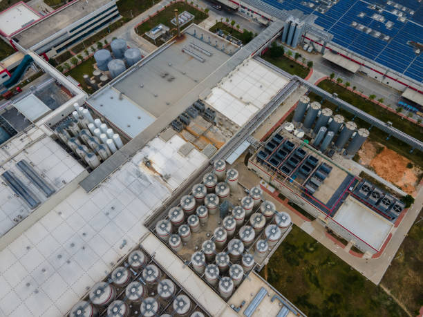 醸造所の液体タンクと道路の空中写真 - gasoline brewery beer liquid ストックフォトと画像